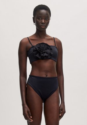 Zwart bikini set met een bandeau top met een grote ruffelbloemdetail en een hooggetailleerde onderkant. Glad materiaal met dunne bandjes.