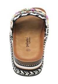 Sandalo piattaforma intrecciato in bianco e nero con borchie decorative, soletta in pelle marrone, e cuciture testurizzate dettagliate lungo i bordi. Taglia 38.
