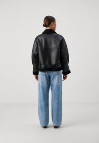 Vero Moda Petite VMJOANNA COATED JACKET - Μπουφάν από συνθετικό δέρμα - black