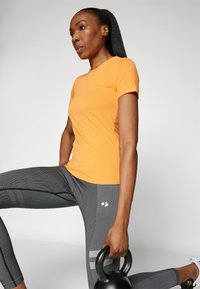 ONLY Play ONPMILA LIFE ON SLIM TEE  - Lihtne T-särk - tangerine