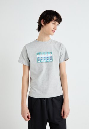 BOXY GRAPHIC TEE - Print T-shirt - grey dusty light