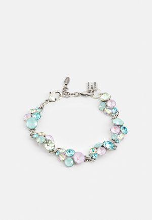 Bracelet en argent avec des pierres précieuses rondes bleu pastel, vert et rose de tailles variées, reliées par une chaîne métallique et une fermeture à mousqueton.