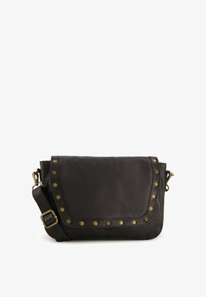 Zwarte leren schoudertas met decoratieve messing studs, klep-sluiting, verstelbare schouderriem en een verdiept logo aan de voorkant.