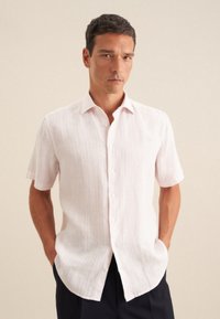 Camicia button-up rosa chiaro a maniche corte con sottili righe verticali, caratterizzata da un colletto all'italiana e un orlo dritto, realizzata in un tessuto leggero.