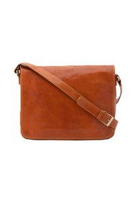 Borsa a tracolla in pelle marrone con una superficie liscia, dotata di una lunga tracolla regolabile e una chiusura a patta. Cuciture dettagliate lungo i bordi.