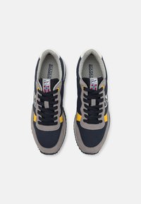 Sneaker navy blu e grigie con strisce gialle di accentuazione, tessuto testurizzato, punta rotonda e lacci neri. Suola in gomma con battistrada decorato.