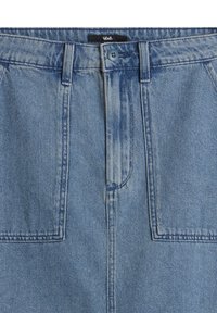 Jupe en denim bleu avec fermeture avant à boutons et fermeture éclair et deux grandes poches plaquées à l'avant, marquée d'une étiquette Vans à l'intérieur de la ceinture.
