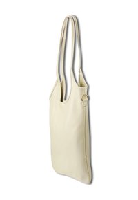Crème leren totebag met twee langwerpige handvatten, een gladde textuur en een minimalistisch ontwerp. Beschikt over een zijlus voor het bevestigen.