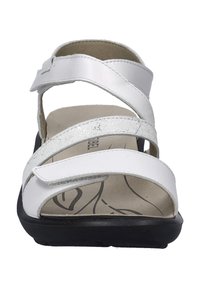 Białe skórzane sandały z trzema regulowanymi paskami, teksturowaną wkładką i czarną gumową podeszwą. Cechą wyróżniającą jest błyszczący akcent na pasku.