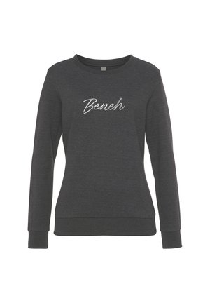 Koolgrijze sweatshirt gemaakt van zachte stof, met lange mouwen en een ronde hals. Het 'Bench'-logo is in het wit geborduurd op de voorkant.