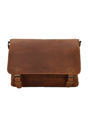 Sac messager en cuir marron avec rabat, deux sangles à boucle et bandoulière réglable sur fond blanc.