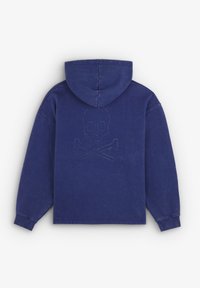 Marineblauwe hoodie met een ontspannen pasvorm, voorzien van een grote geborduurde doodskop en kruisboten op de achterkant. Zacht materiaal met een gestructureerde afwerking.