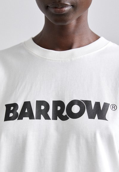 Biała bawełniana koszulka z odważnym, czarnym napisem graficznym "BARROW®" na piersi. Okrągły dekolt i miękka, gładka tekstura.