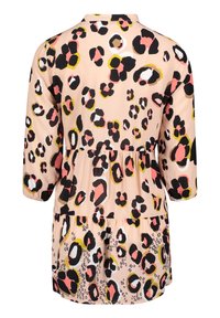 Túnica de estampado de leopardo en tejido suave, con un fondo melocotón y acentos en negro, rosa y amarillo. Diseño acampanado con mangas de tres cuartos.