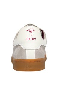 Vista trasera de una zapatilla de ante gris con un tirador de talón de cuero blanco, suela marrón y un logo rojo de JOOP! con emblema floral.
