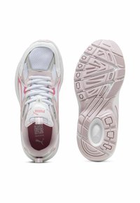 Zapatillas deportivas Puma en blanco y rosa mostradas desde vistas superior y de la suela, con tejido de malla, cordones y suela de goma con patrón.