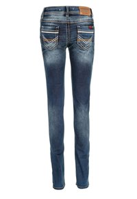 Dunkelblaue Denim-Jeans mit schmaler Passform, kontrastierenden Nähten, fünf Taschen und einem hellbraunen Lederlabel am hinteren Bund.