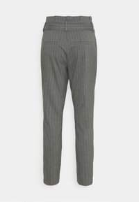 Pantalon gris à fines rayures avec une coupe ajustée, doté d'une taille haute, d'une ceinture élastique et de poches arrière. Tissu doux et design soigné.