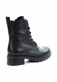 Zwarte leren enkelboot met een ronde neus, vetersluiting aan de voorkant en een gestructureerde zool. Heeft metalen oogjes en een stevige middenhak.