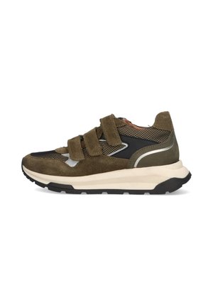 Baskets basses en suede olive, avec des panneaux en mesh noir, trois bandes velcro, une semelle intermédiaire blanche et une semelle extérieure en caoutchouc noir.