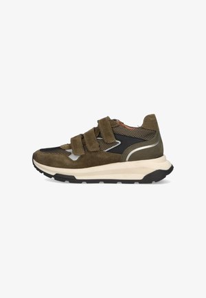Niedrig geschnittene Sneaker aus olivgrünem Wildleder mit schwarzen Mesh-Einsätzen, drei Klettverschlüssen, weißer Zwischensohle und schwarzer Gummisohle.