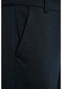 Tmavě modré kalhoty z hladké tkaniny s designem s plisovaným předním dílem, boční kapsou a mírně strukturovaným povrchem.