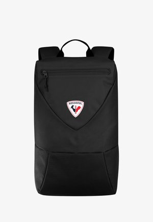 Černý batoh vyrobený z odolné tkaniny se zipovým oddílem, obsahující trojúhelníkovou znakovou nášivku a polstrované ramenní popruhy.