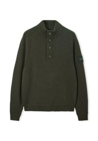 Dunkelgrüner Strickpullover mit geripptem hohem Kragen, vier vorderen Knöpfen, langen Ärmeln und einem kleinen Logo-Patch am linken Arm.