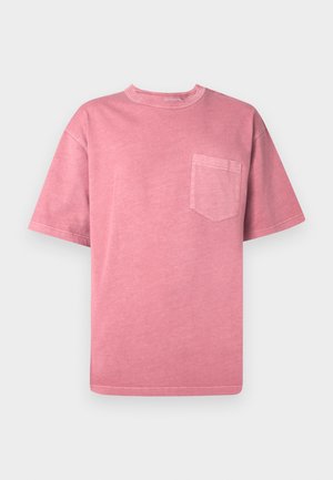 Lyserød bomulds-T-shirt med korte ærmer, rund halsudskæring og en brystlomme på venstre side. Har en falmet tekstur og et afslappet fit.