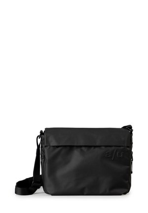 Borsa a tracolla nera realizzata in materiale resistente con una superficie liscia, dotata di una patta pieghevole, tracolla regolabile e un marchio discreto.