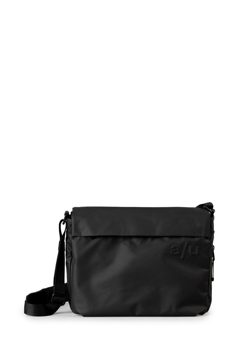 Schwarze Messenger-Tasche aus strapazierfähigem Material mit einer glatten Textur, ausgestattet mit einem umschlagbaren Deckel, verstellbarem Trageriemen und dezentem Branding.