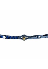 Marinblå pärlarmband med blå och klara kristaller, med clasp i guld med Maserati-logotyp och graverad branding på metalldeln.