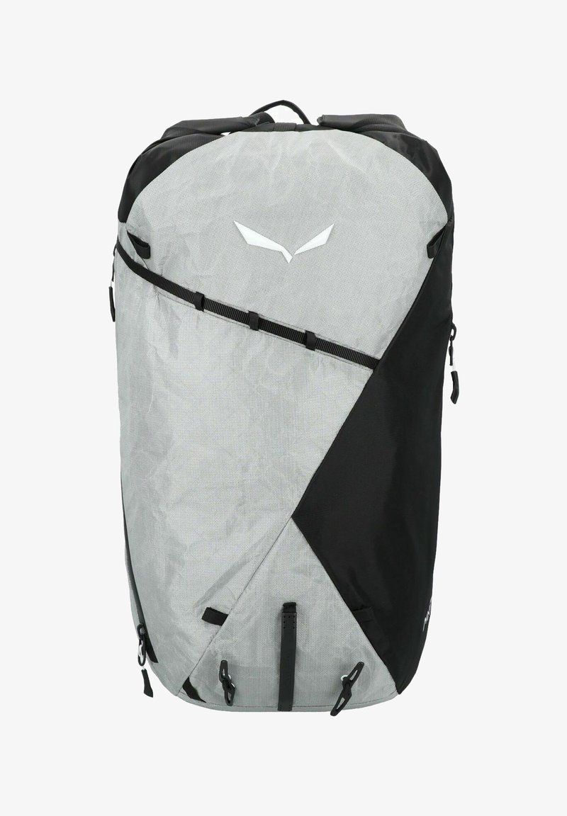 Zaino grigio e nero con un design geometrico, realizzato in tessuto leggero. Presenta una tracolla centrale, tasche laterali e dettagli riflettenti del logo.