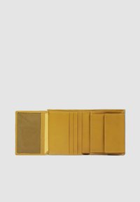 Cartera amarilla de cuero con múltiples ranuras para tarjetas, bolsillo de malla y textura suave, abierta para mostrar los compartimentos interiores y las características de organización.