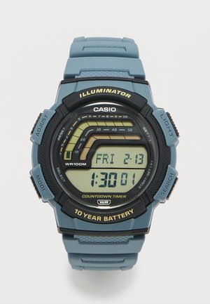 Digitalna športna ura Casio z modrim paščkom, odštevalnikom časa, vodoodpornostjo do 100 m, osvetlitvijo Illuminator in indikatorjem desetletne baterije.