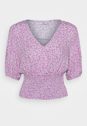Paarse cropped blouse met wit bloemmotief, V-hals, opgeblazen korte mouwen en een gesmokte taille.