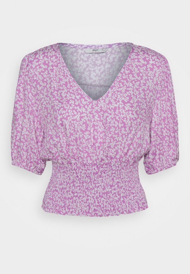 Blouse courte violette à motif floral blanc, col en V, manches courtes bouffantes et taille smockée.