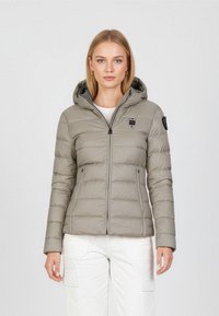 Hellgraue Steppjacke mit Kapuze, Reißverschluss, vertikal gestepptem Muster und zwei Vorder Taschen mit schwarzen Akzenten.