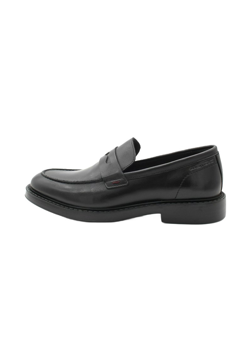 Mocassins en cuir noir avec une finition lisse, un bout arrondi, des coutures décoratives et une semelle basse et plate. Marque subtile sur le talon.
