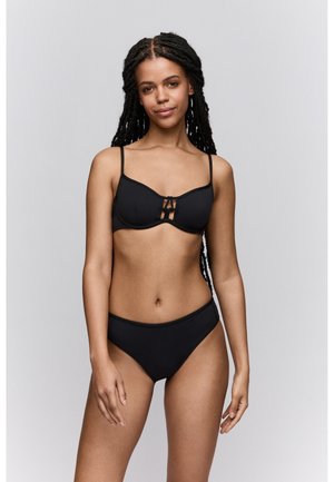 Zwart bikiniset met een gestructureerde beha met twee voorste bandjes en bijpassende hoog uitgesneden broekjes. Materiaal lijkt glad met minimale details.