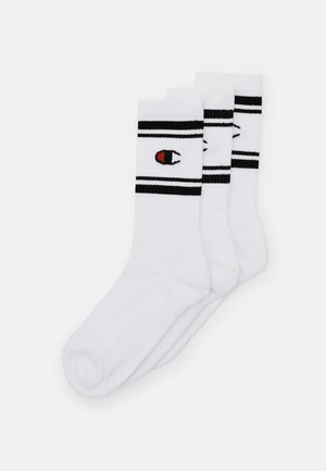 Weiße Baumwollsocken mit schwarzen Streifen und einem Logo auf der Vorderseite. Drei Paar enthalten, mittellanges Design, glatte Textur.