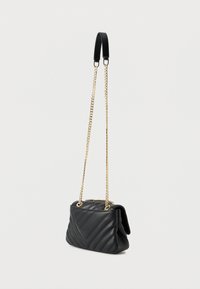 Čierna prešívaná kabelka obdĺžnikového tvaru s reťazovým popruhom a hladkou textúrou. Má diagonálne prešívanie a kovové doplnky.