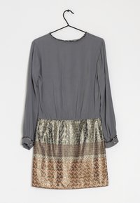 Graues langärmeliges Kleid mit einem strukturierten Rock aus goldenem, bronzefarbenem und silbernem Muster. Verfügt über einen runden Ausschnitt und Knopfmanschetten.
