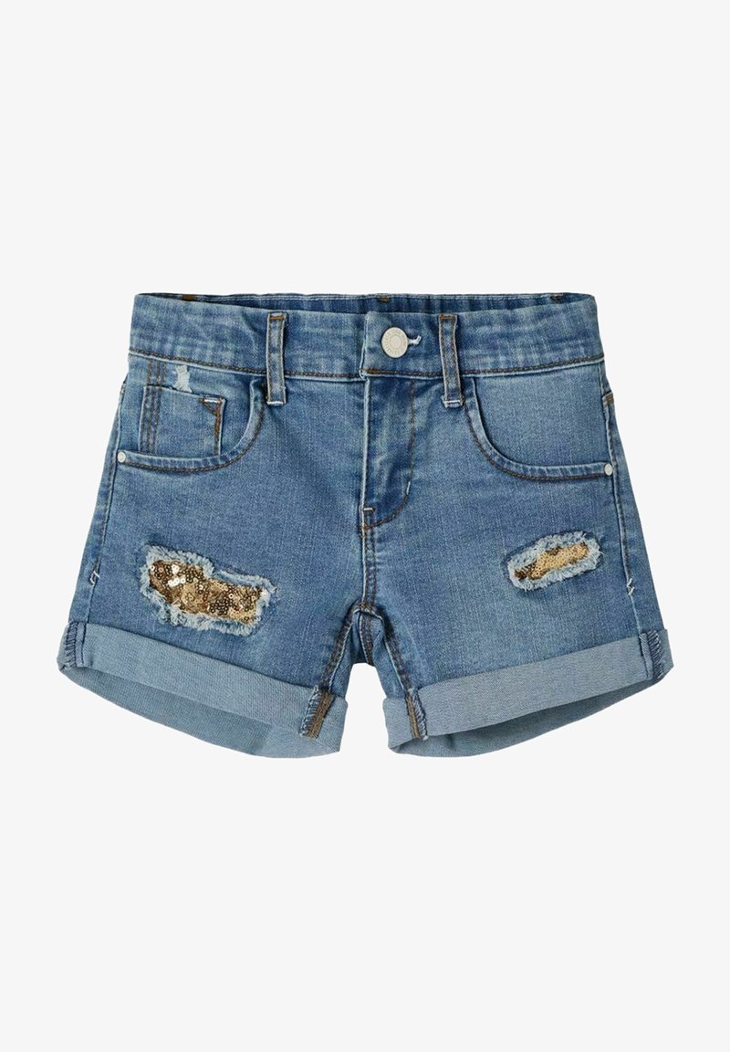 Short en jean bleu avec revers roulés, fermeture par boutons, poches avant et deux patchs usés avec des sequins dorés sur les jambes avant.