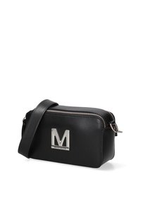 Schwarze Leder-Crossbody-Tasche mit rechteckiger Form, silberner Reißverschlussöffnung und einem auffälligen silbernen "M"-Logo auf der Vorderseite.