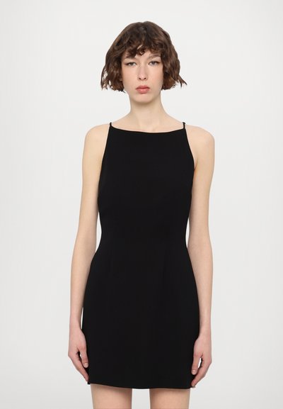 Robes noires mini avec un décolleté droit et des bretelles fines. Le tissu semble lisse avec une silhouette ajustée et une légère évasement à l'ourlet.