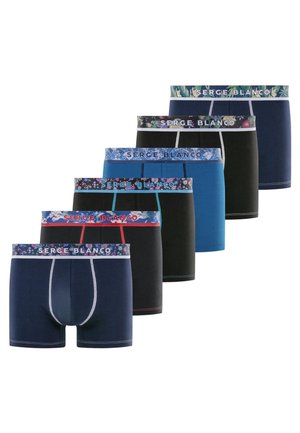 Six pantalons courts pour hommes en marine, noir et bleu avec des ceintures à motifs floraux, chacun portant l'étiquette "Serge Blanco".