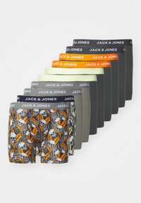 Un pacco di boxer in jersey con un motivo di teschi e foglie in grigio scuro, arancione e verde, con cinture elastiche di vari colori.