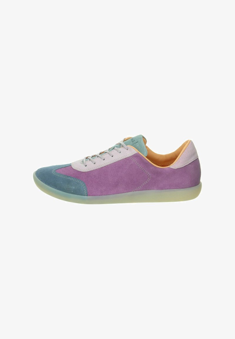 Sneaker in suede viola e blu con profilo basso, punta arrotondata e suola chiara. Presenta lacci e una fodera interna liscia.