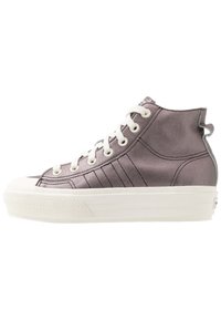 Höga sneakers i metallic lavendeltextil med vita snören, gummikåpa och texturerad vit sula. Vertikala randdetaljer på sidorna.